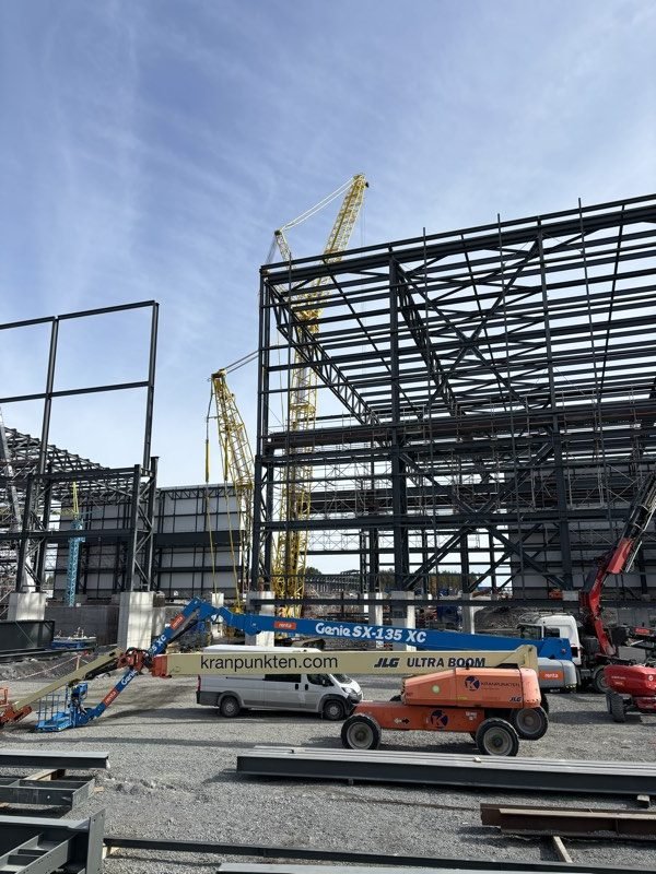 Boden – steel hall erection with tower cranes